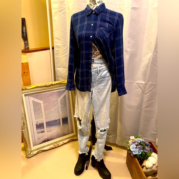 GAP Long Sleeve, Navy/White Plaid, Button Down Shirt (Medium) - Picture 3 of 7